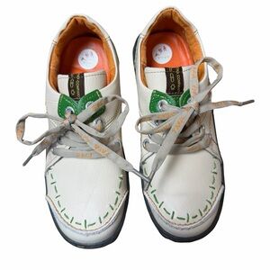 TMA EYES Hand Stitched Leather Sneakers 
Women’s 7.5    Lace Up
Cream & Green